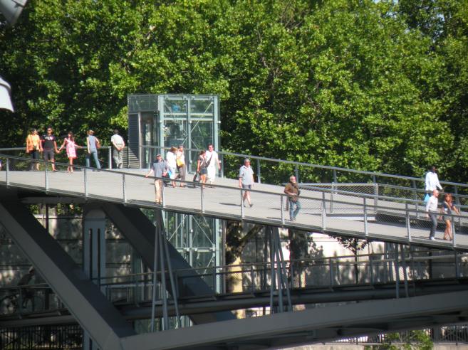  détail de la passerelle S. de Beauvoir, reliant le 12e et le 13e